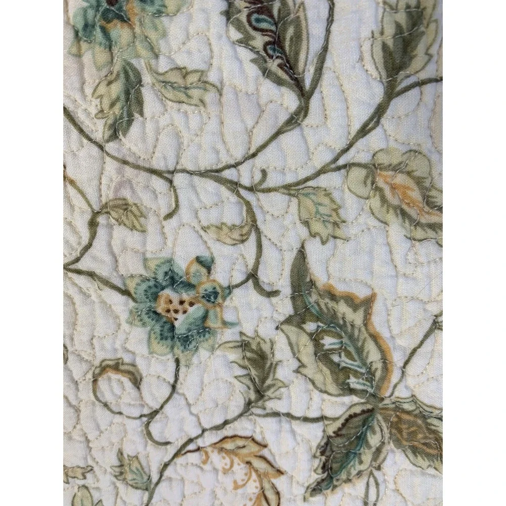 C&F Enterprises Cotton Placemats Set 6 Scalloped Quilted Floral Reversible